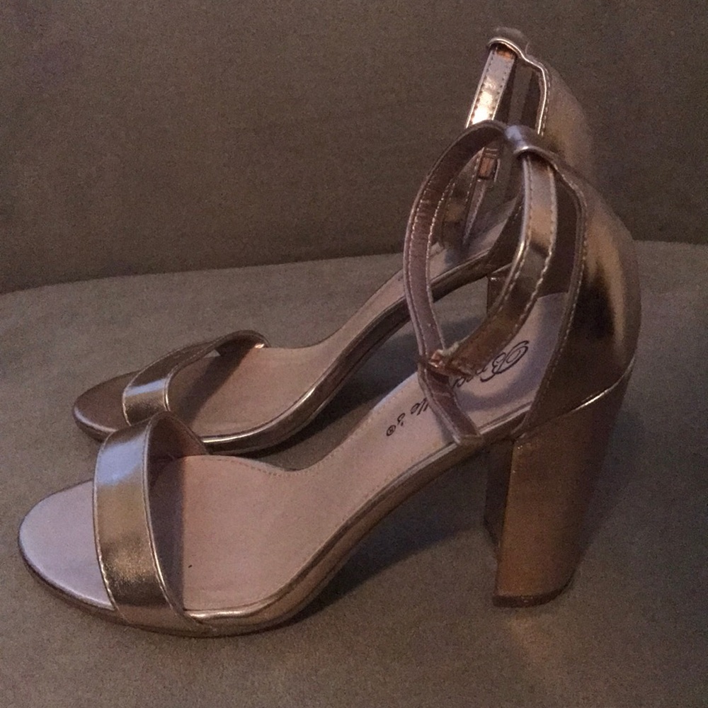 EUC Rose Gold Metallic Ankle Strap Heel  Sz 8.